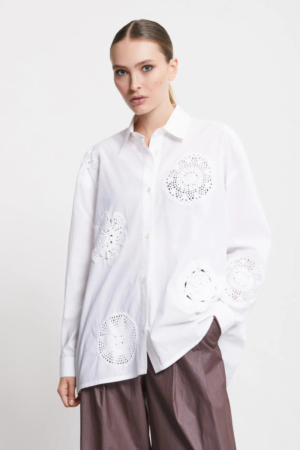 Baumwollbluse mit Häkelapplikation