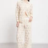 Bluse mit Lochstickerei