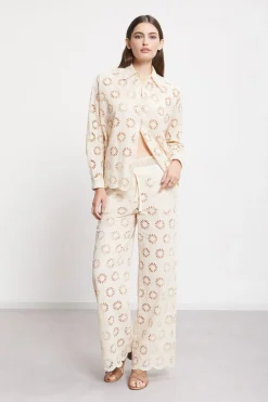Bluse mit Lochstickerei