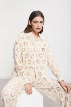 Bluse mit Lochstickerei