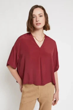 Fließend fallendes Shirt mit V-Ausschnitt