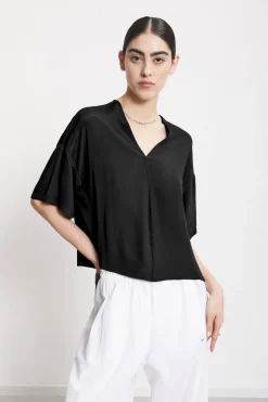 Fließend fallendes Shirt mit V-Ausschnitt