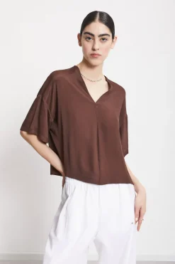 Fließend fallendes Shirt mit V-Ausschnitt