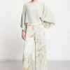 Fließend fallendes Shirt mit weitem Arm