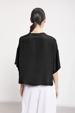 Fließend fallendes Shirt mit V-Ausschnitt