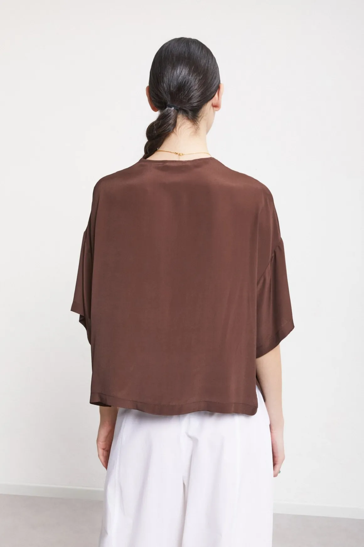 Fließend fallendes Shirt mit V-Ausschnitt
