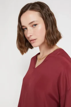 Fließend fallendes Shirt mit V-Ausschnitt