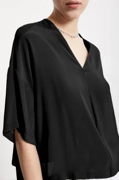 Fließend fallendes Shirt mit V-Ausschnitt