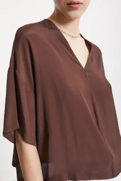 Fließend fallendes Shirt mit V-Ausschnitt