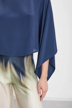 Fließend fallendes Shirt mit weitem Arm