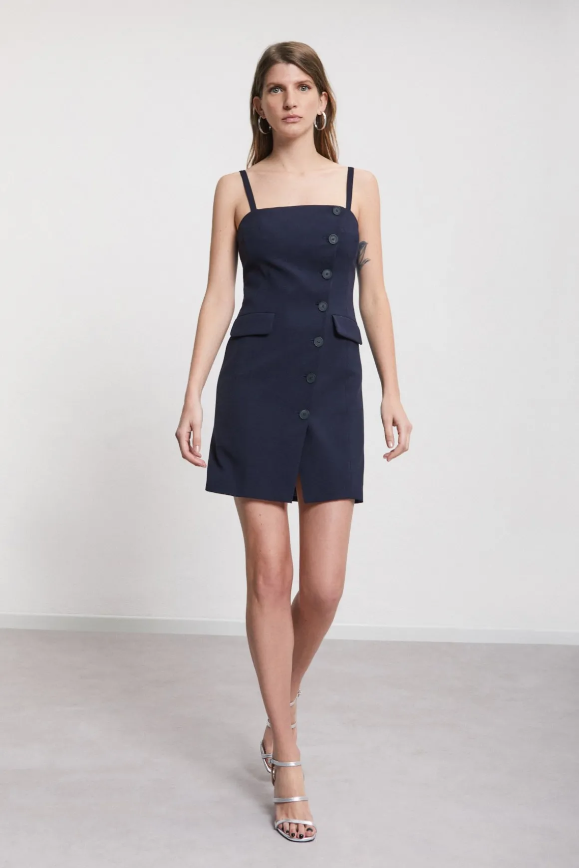 Kurzes Kleid mit Knöpfen