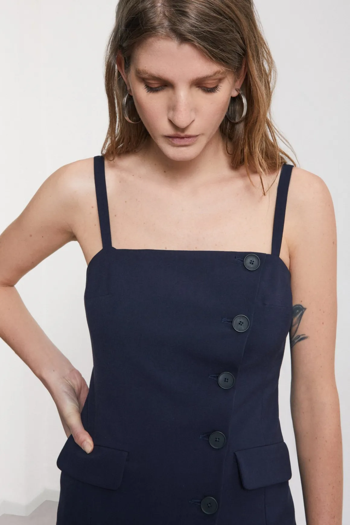 Kurzes Kleid mit Knöpfen
