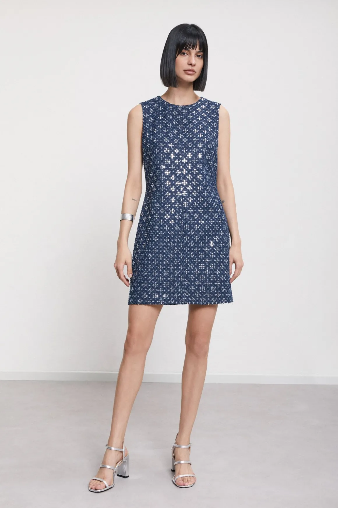 Kurzes Kleid mit Pailletten