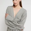 Kurzes Viskosekleid mit Knöpfchen