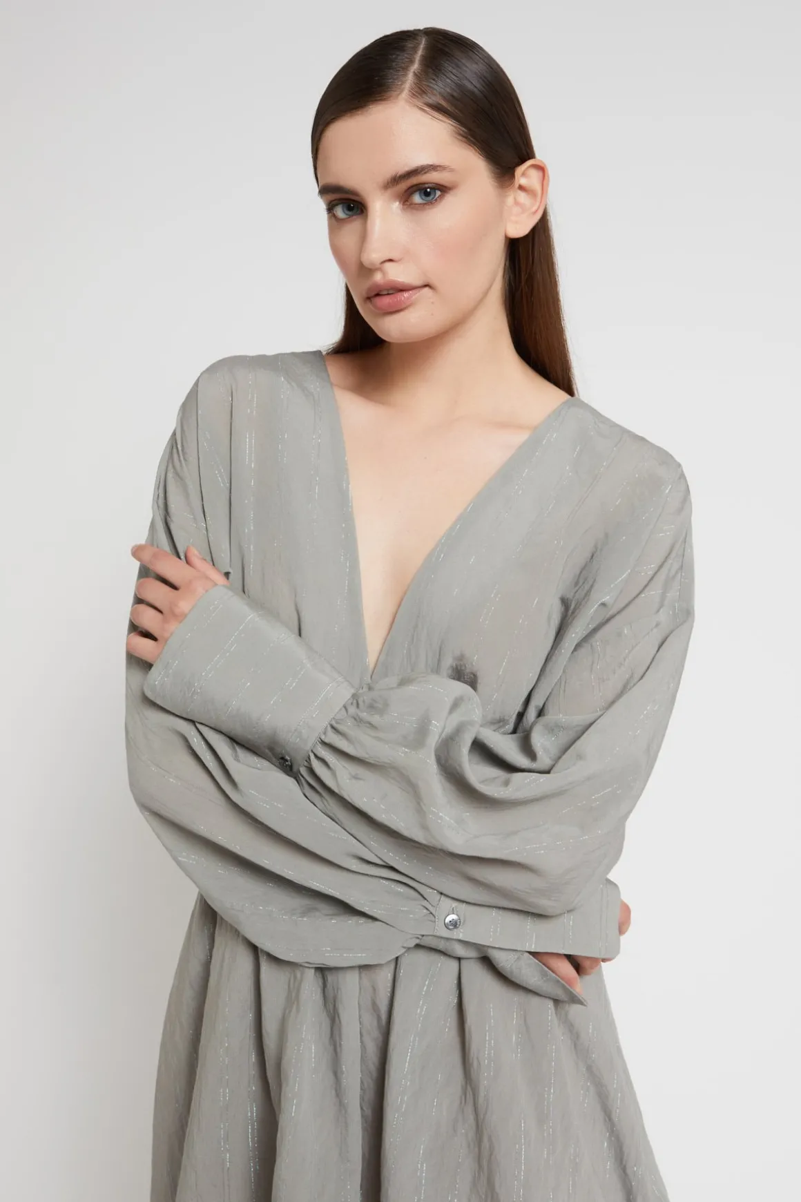 Kurzes Viskosekleid mit Knöpfchen