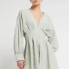 Kurzes Viskosekleid mit Knöpfchen