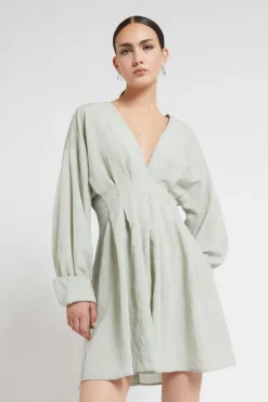 Kurzes Viskosekleid mit Knöpfchen