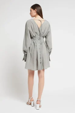 Kurzes Viskosekleid mit Knöpfchen