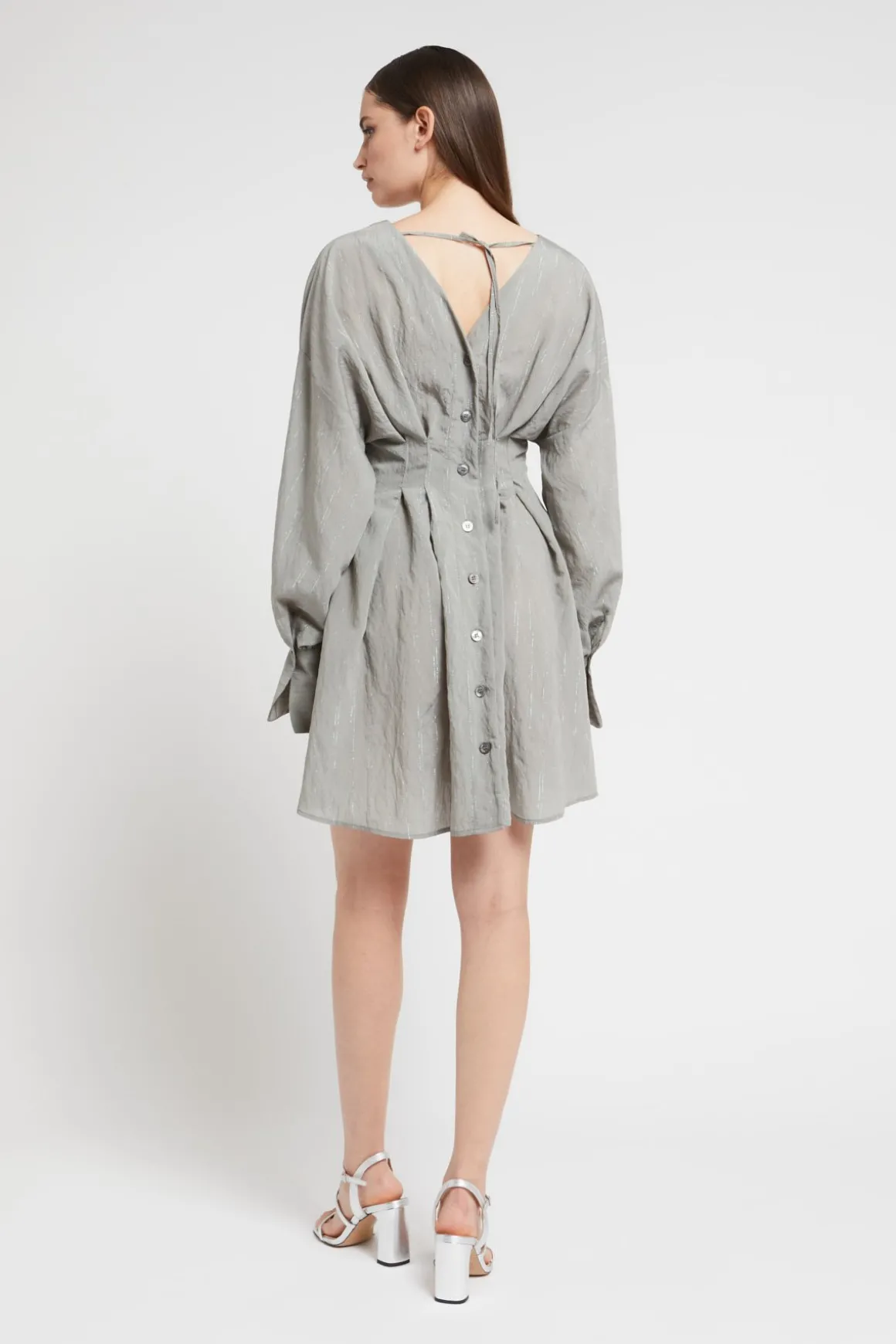 Kurzes Viskosekleid mit Knöpfchen