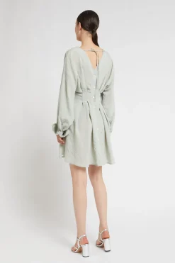 Kurzes Viskosekleid mit Knöpfchen