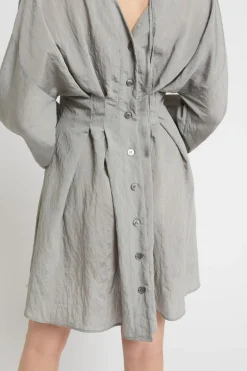 Kurzes Viskosekleid mit Knöpfchen
