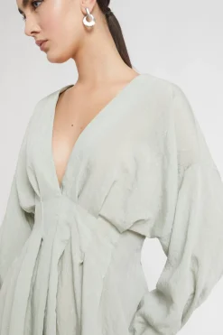 Kurzes Viskosekleid mit Knöpfchen