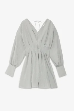 Kurzes Viskosekleid mit Knöpfchen