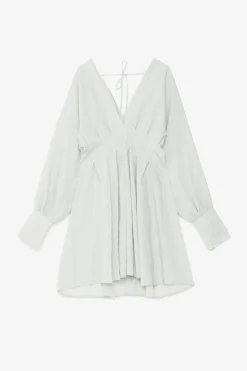 Kurzes Viskosekleid mit Knöpfchen