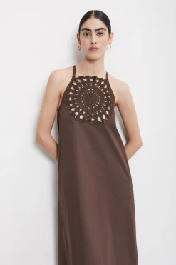 Langes Baumwollkleid mit eingesetzter Häkelarbeit