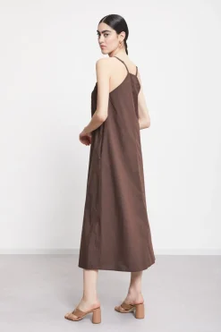Langes Baumwollkleid mit eingesetzter Häkelarbeit