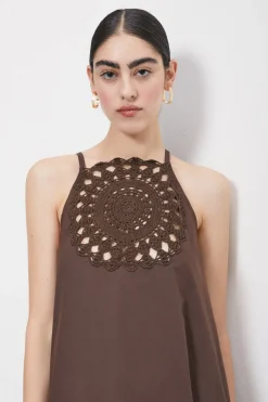 Langes Baumwollkleid mit eingesetzter Häkelarbeit