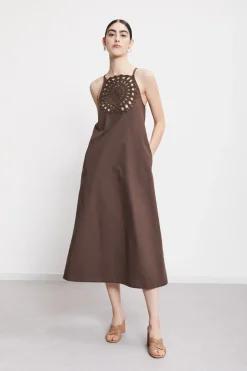 Langes Baumwollkleid mit eingesetzter Häkelarbeit