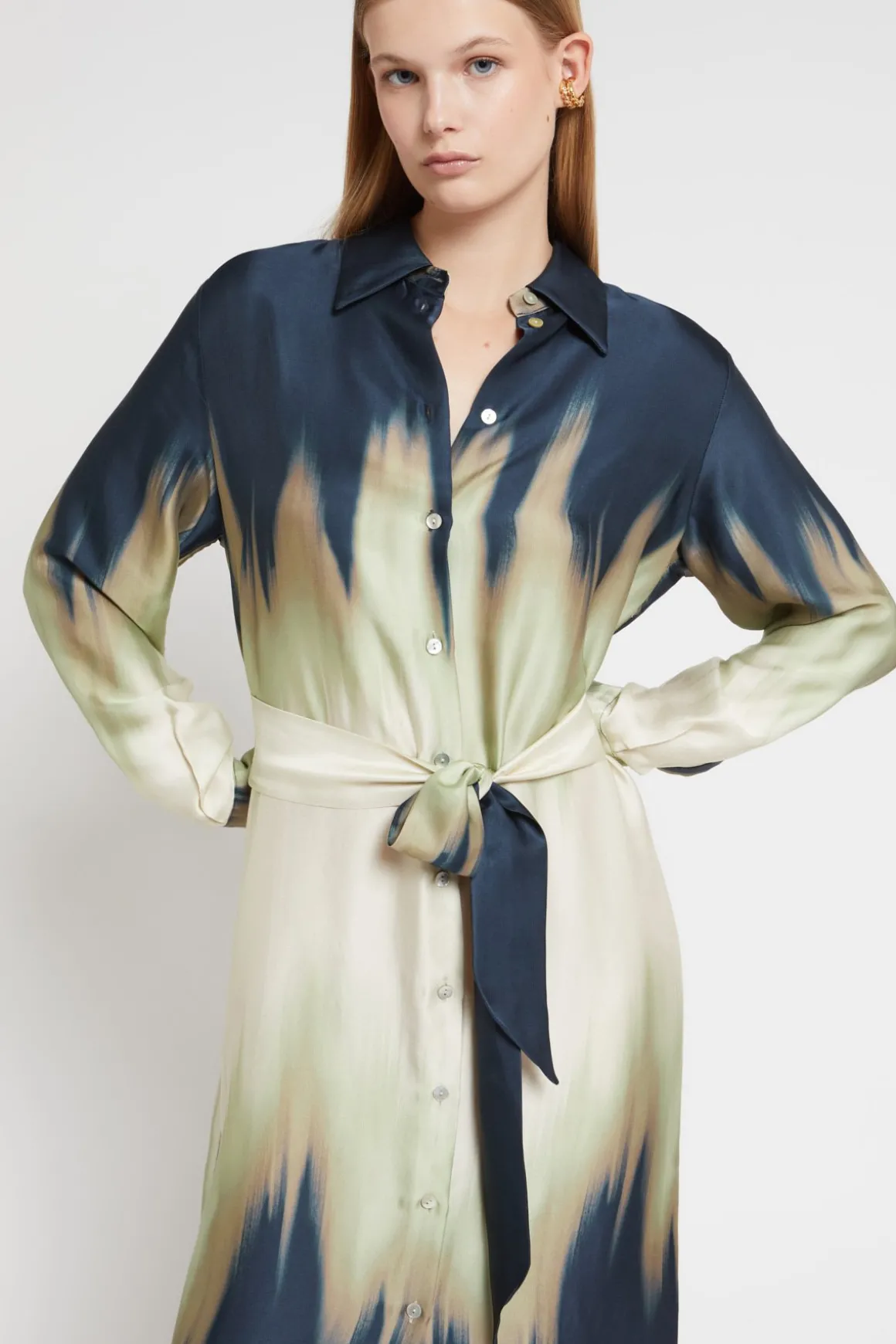 Langes Hemdblusenkleid aus bedruckter Viskose