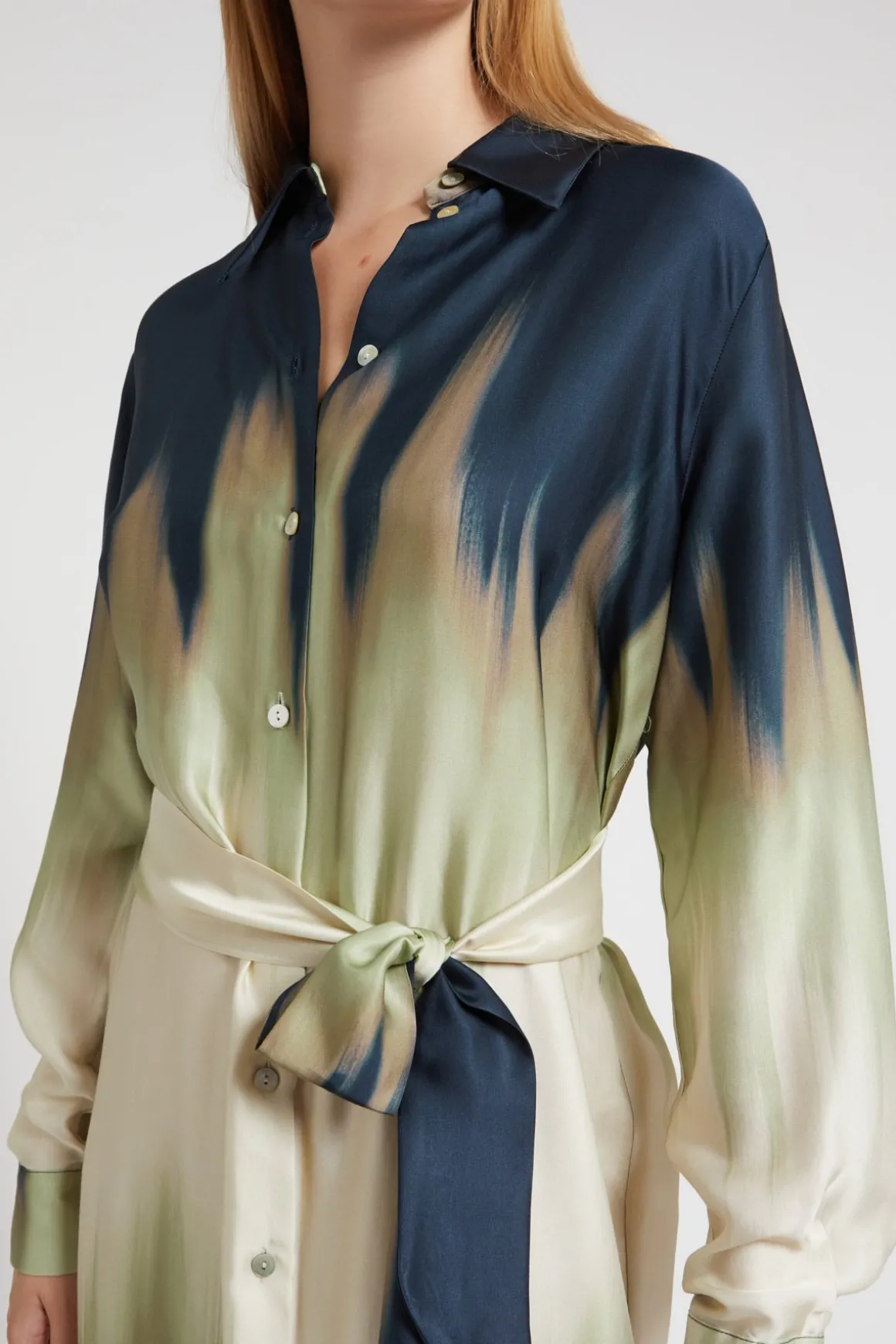 Langes Hemdblusenkleid aus bedruckter Viskose
