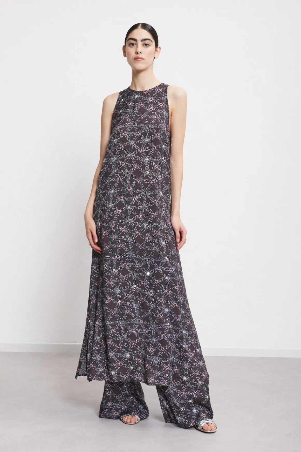 Langes Kleid aus bedrucker Viskose mit Schlitz