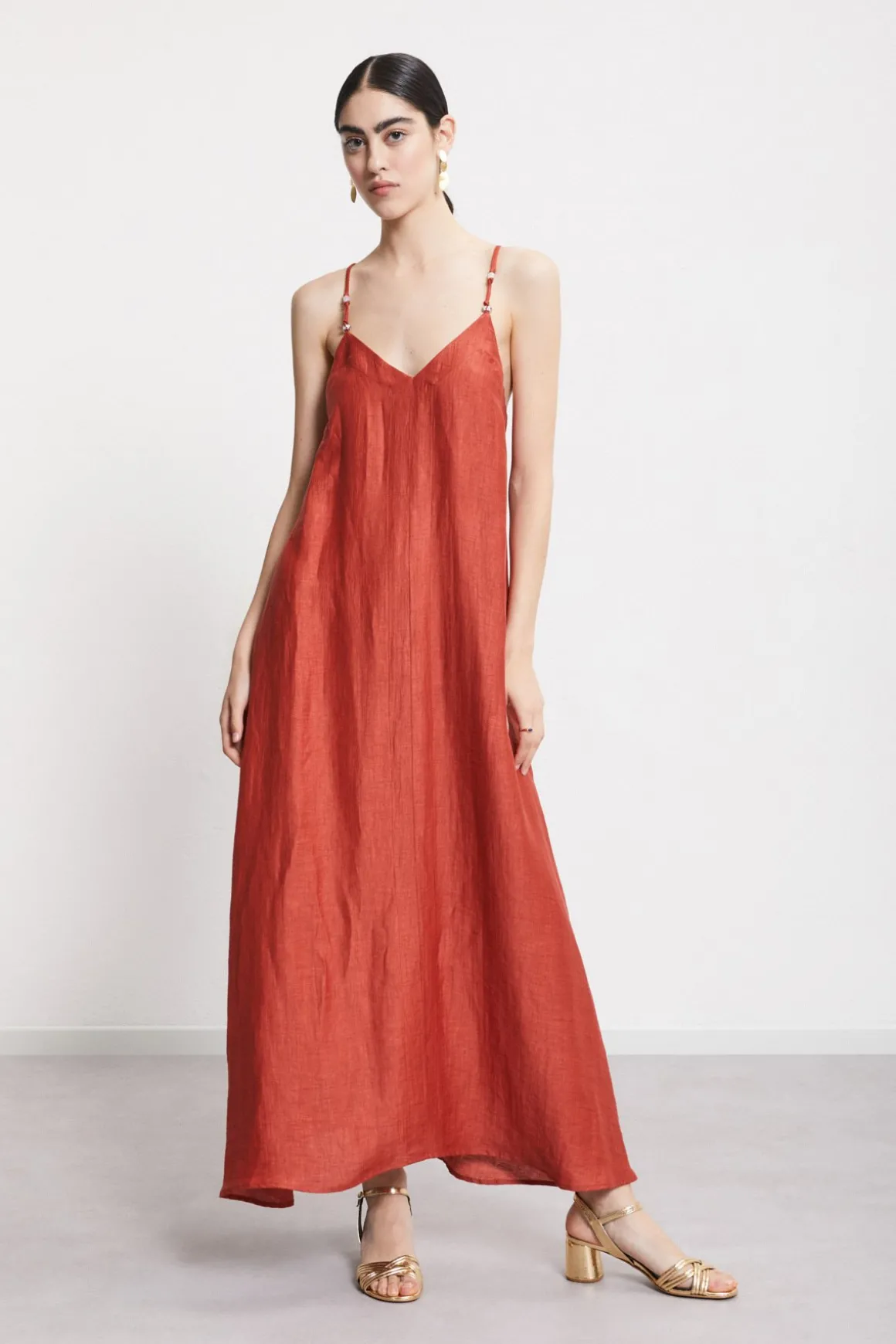 Langes Kleid aus satiniertem Leinen