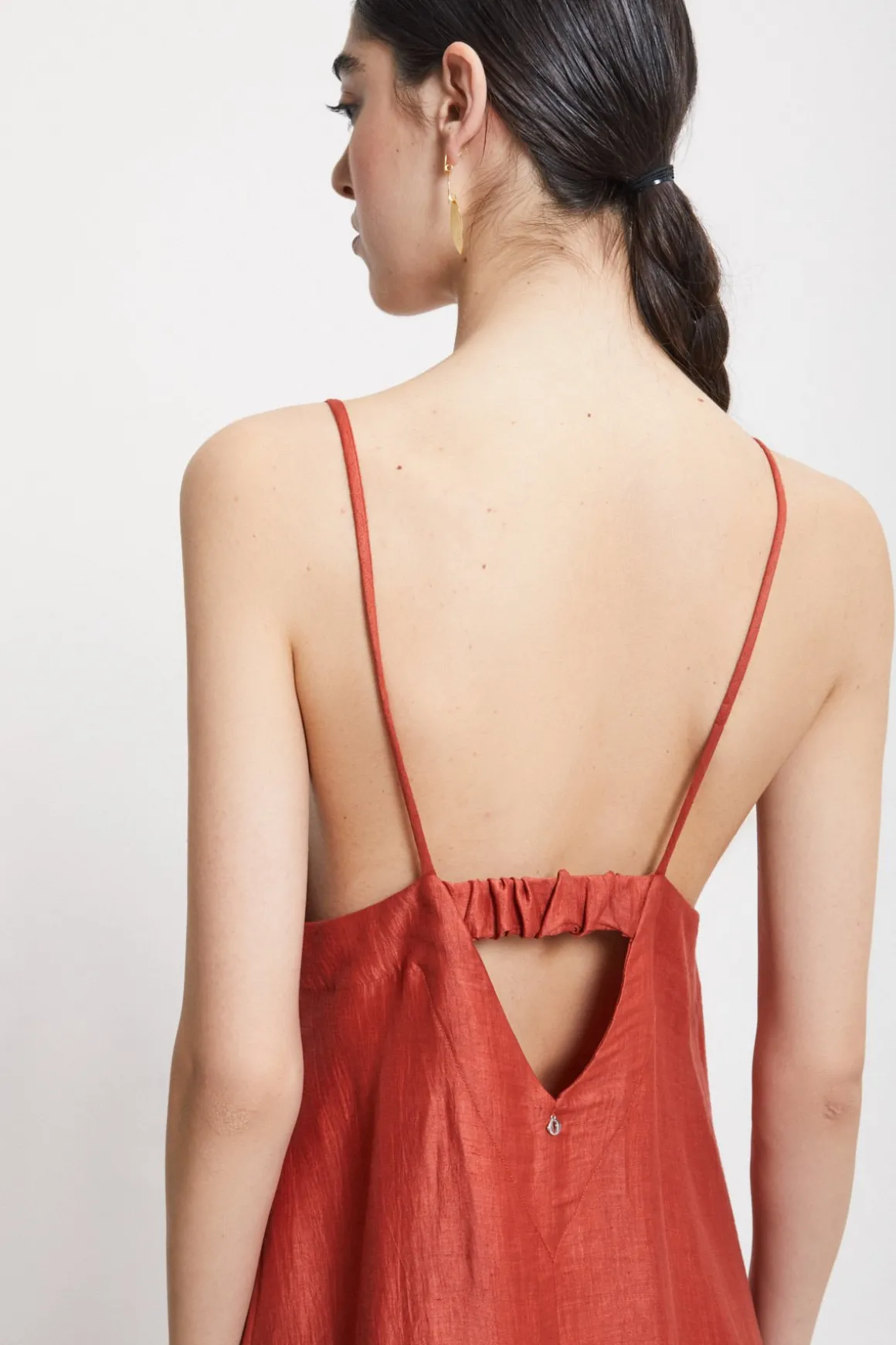 Langes Kleid aus satiniertem Leinen
