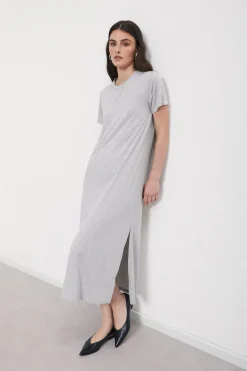 Langes Kleid mit Schlitz