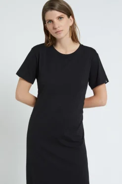Langes Kleid mit Schlitz