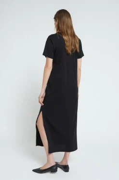 Langes Kleid mit Schlitz