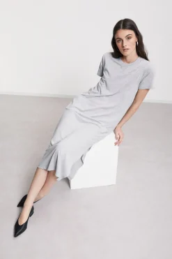Langes Kleid mit Schlitz
