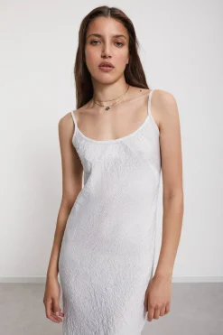 Langes Viskosekleid im Unterkleidstil