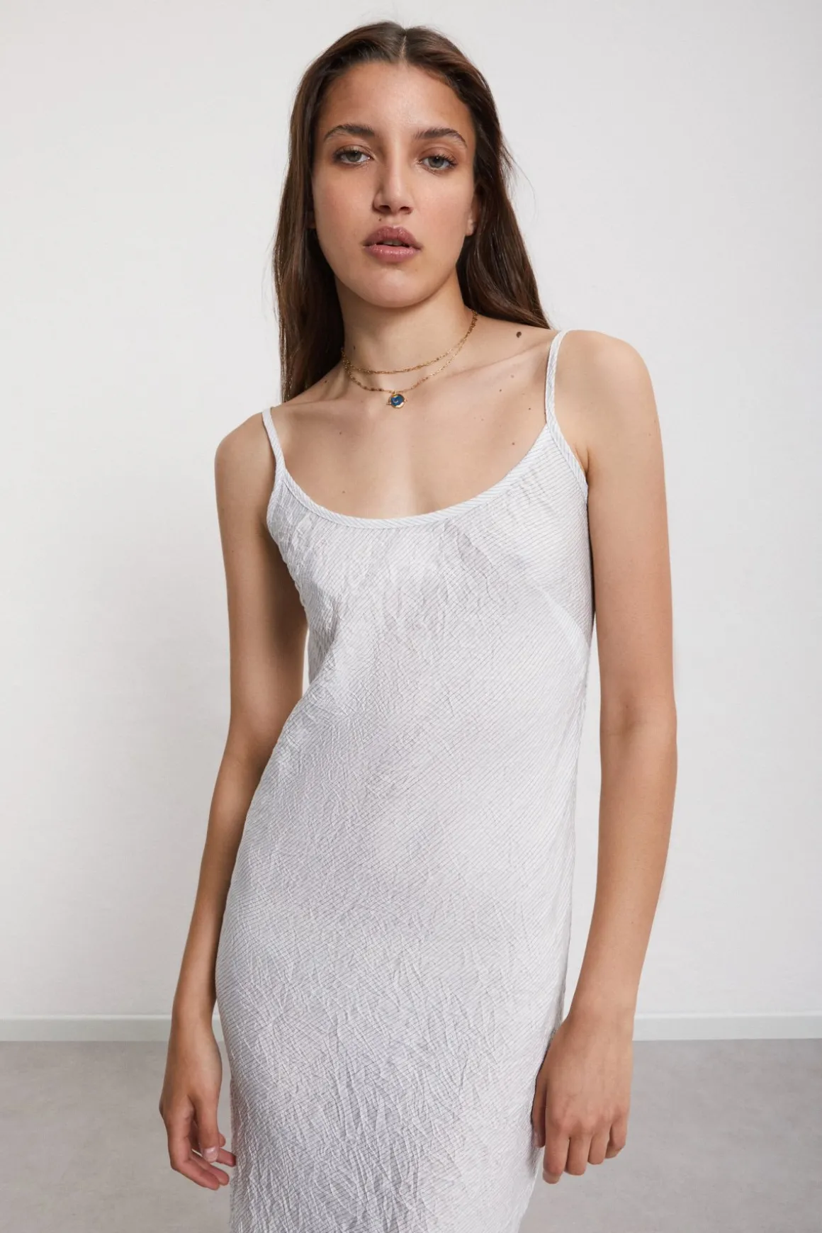Langes Viskosekleid im Unterkleidstil