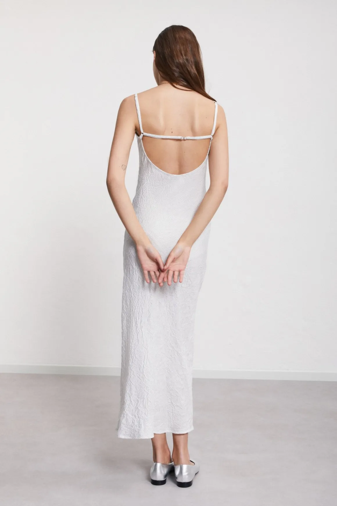 Langes Viskosekleid im Unterkleidstil
