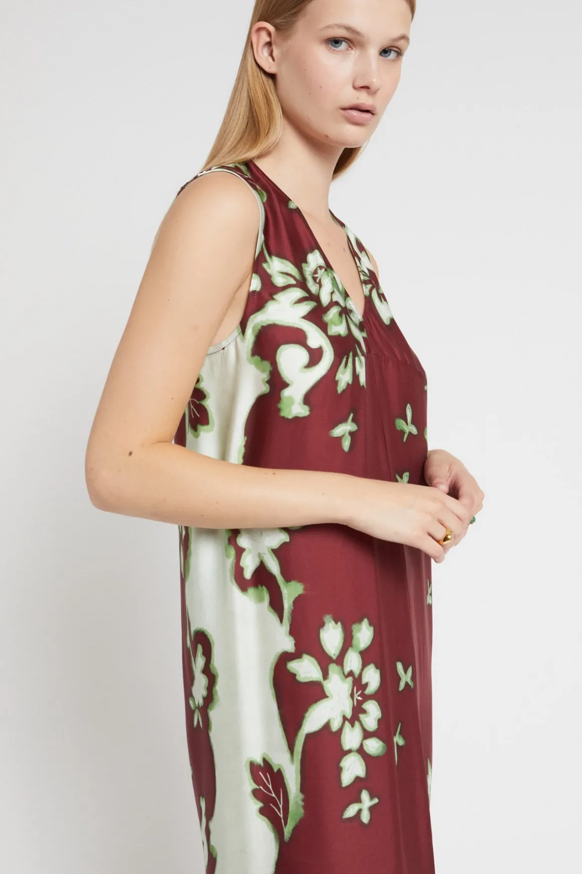 Mittellanges bedrucktes Viskosekleid