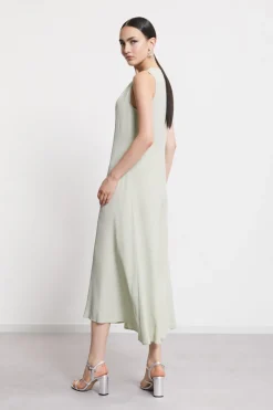 Mittellanges Kleid mit überlapptem Halsausschnitt