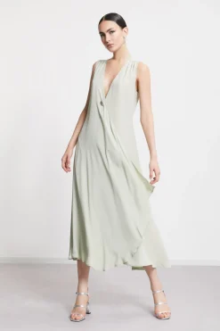 Mittellanges Kleid mit überlapptem Halsausschnitt