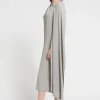 Mittellanges Kleid mit Schärpe