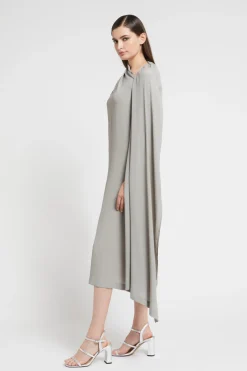 Mittellanges Kleid mit Schärpe