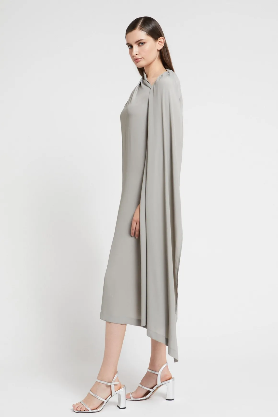 Mittellanges Kleid mit Schärpe